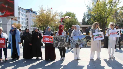 Uşak'ta kadınlar Gazze'ye destek vermek amacıyla bir araya geldi