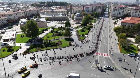 Sivas'ta kadınlar, Gazze'de yaşanan insanlık dramına dikkat çekmek amacıyla sessiz bir yürüyüş düzenledi.