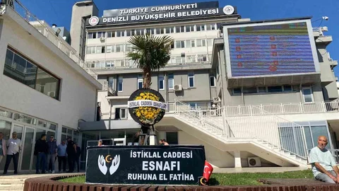 Denizli'de esnaflar, Büyükşehir Belediyesi'nin uygulamalarına protesto için tabut bıraktı