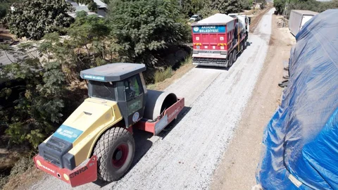 Akdeniz’de Bekirde ve Akdam Mahallelerinin Yolları Yenileniyor
