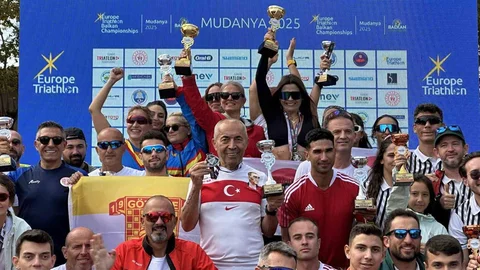 Antalya'da Ali Bıdı, Mudanya ve Ayvalık'taki triatlon yarışmalarında çifte zafer elde etti.