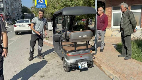 Samsun'da motorlu bisiklet, yayaya yol vermek için duran otomobile çarptı.