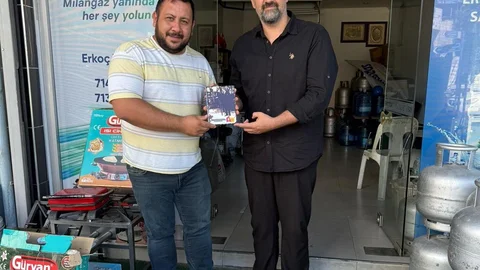 Manisa Salihli'de Galatasaray taraftarları, öğrencilere burs vermeye devam ediyor.