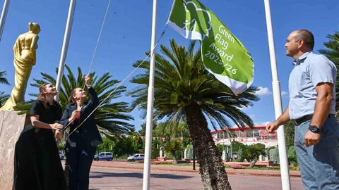 Antalya'da Atatürk Kültür Parkı, uluslararası Yeşil Bayrak ödülüne layık görüldü.