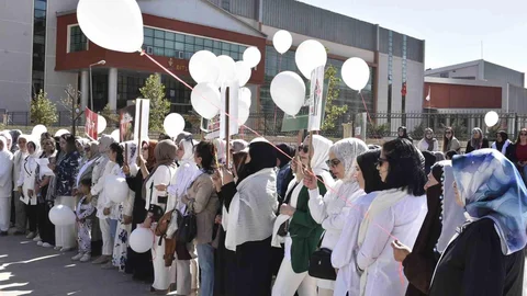 Bitlis’te kadınlar beyaz balonlarla İsrail’i protesto etti
