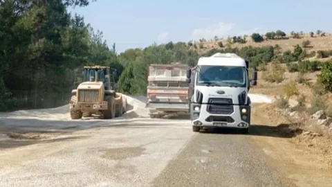 Büyükşehir Belediyesi’nden Tarsus’ta Yeniköy-gömmece Arasında Asfalt Döküm Çalışması