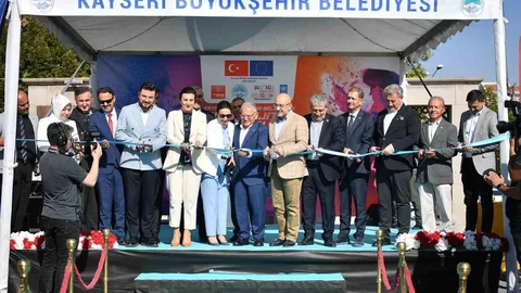 Kayseri'de Mobil Dijital Gençlik Merkezi Açıldı