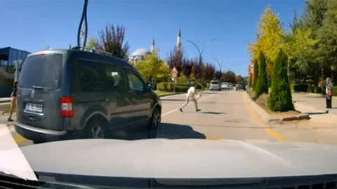 Bolu'da yaya geçidinde bir çocuk hafif ticari aracın çarpması sonucu yaralandı.