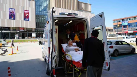 Erzincan'da taburcu olan hastalar, ihtiyaç duyduklarında evlerine ücretsiz ambulansla götürülüyor.