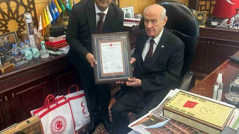 Erzurum'da MHP Genel Başkanı Bahçeli'ye tapu takdim edildi.