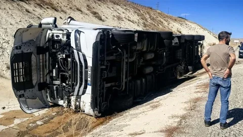 Erzurum'da tır devrildi, şans eseri yaralı yok