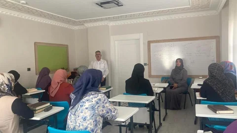 Tarsus'ta Müftü Akçay, Ayşe Betül Kur’an Kursu'nu ziyaret etti.