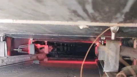 Hatay’da itfaiye ekipleri, reklam panosuna sıkışan bir kediyi kurtardı.