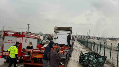 Gemlik'te otomobil tıra çarptı, sürücü ağır yaralandı