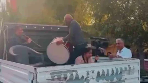 Edirne'de düğün konvoyunda kamyonetin aniden hareket etmesi sonucu kameraman yaralandı.