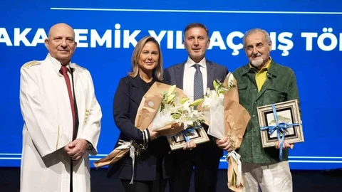 İstanbul'da 'Devrimin Rengi' sergisi sanatseverlerle buluştu