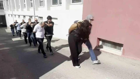 Adana'da uyuşturucu satıcılarına yönelik operasyon yapıldı.