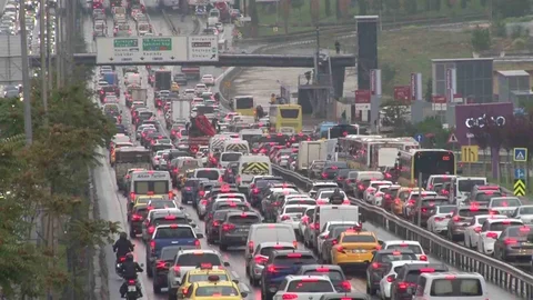 İstanbul’da sağanak yağış trafiği durma noktasına getirdi