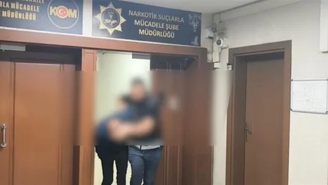 Sakarya'da firari bir hükümlü, uyuşturucu madde ve silah ile yakalandı. Operasyonda iki kişi tutuklanarak cezaevine gönderildi.