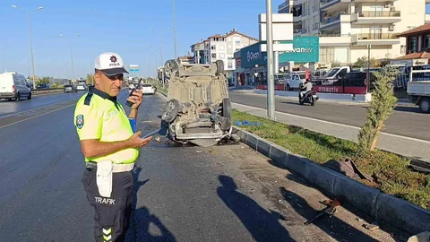 Antalya'da tırla çarpışan hafif ticari aracın sürücüsü kazayı hafif yaralı atlattı.