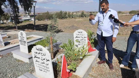 Hatay'da 3 evladını depremde kaybeden anne, mezarlıkta duygusal anlar yaşadı.