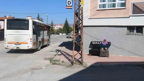 Eskişehir'de duraklarda oturacak yer olmaması nedeniyle vatandaşlar evlerinden koltuk getirdi.