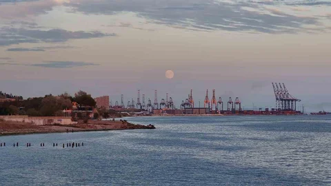 İstanbul'da dolunay Ambarlı limanı ile havadan görüntülendi