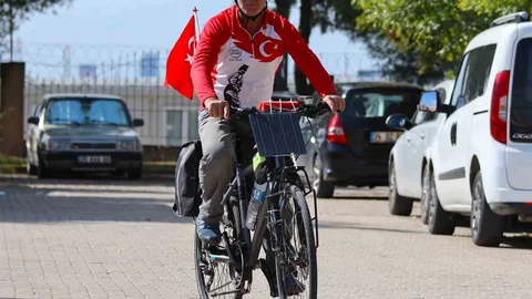 İzmir'de bisikletli gezgin Orhan Kotluk, depremlere dikkat çekmek için Kahramanmaraş'a doğru yola çıktı