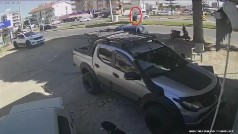 Antalya'da tur minibüsü levhaya çarptı, temizlik işçisi kılpayı kurtuldu.