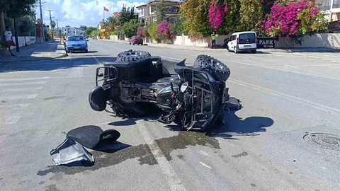 Antalya'da ATV ile hafif ticari araç çarpıştı