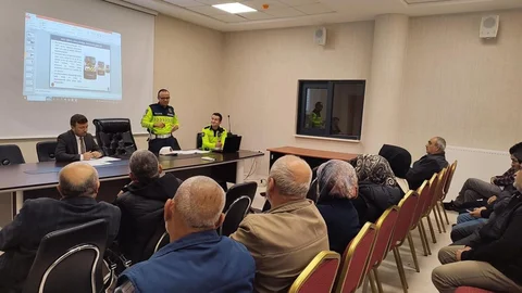 Kütahya'nın Altıntaş ilçesinde servis sürücülerine eğitim verildi