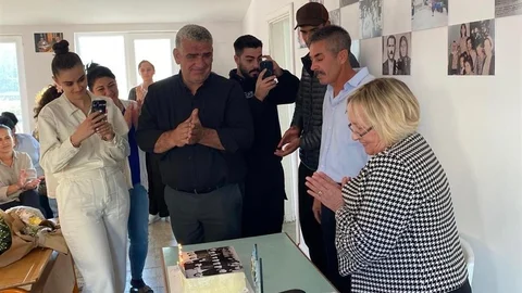 İzmir'de 50 yıl sonra öğretmene sürpriz doğum günü