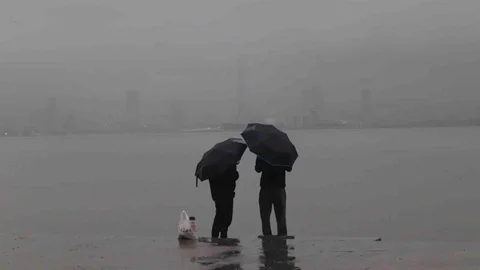 İzmir'de sağanak yağışlar etkili oluyor