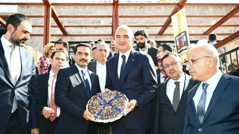 Malatya'da seramik eserleri inceledi