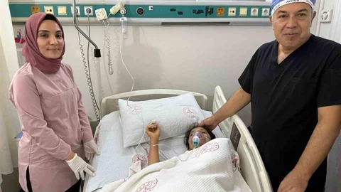 Şanlıurfa'da toplu iğne yutan 16 yaşındaki kız çocuğu, başarılı bir operasyonla hayata döndürüldü.