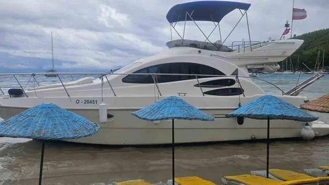 Muğla'da Fırtına Tekneyi Sürükledi