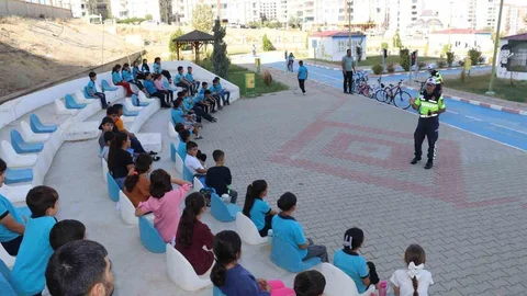 Siirt'te çocuklar trafik kurallarını oyunlarla öğreniyor
