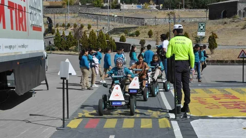 Kars'ta mobil trafik eğitim tırı