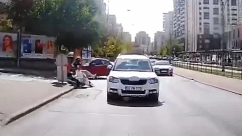 Gaziantep'te motosikletli kuryenin kaza anları görüntülendi