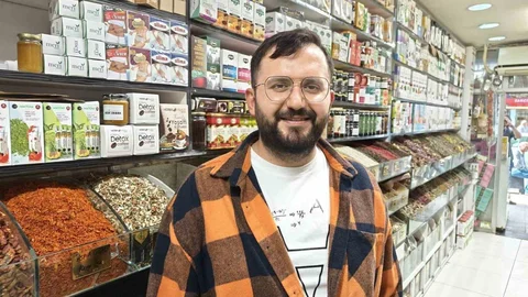 Kayseri'de aktarlık yapan vatandaş, mevsim geçişlerinde bitkisel ürünlerin hasta olmadan önce kullanılmasını önerdi.