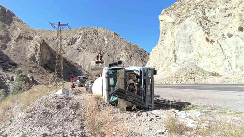 Erzurum-Artvin karayolunda beton mikseri devrildi