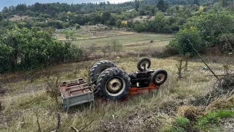 Balıkesir Dursunbey'de traktör devrildi