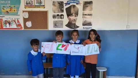 Kars'ta minik öğrenciler Filistin için etkinlik düzenledi