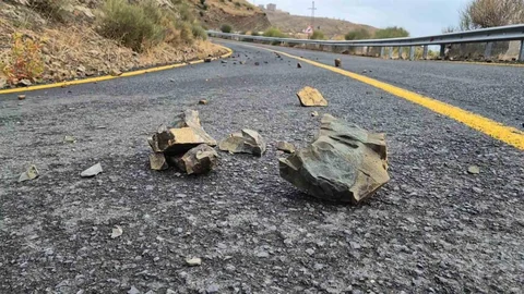 Tekirdağ'da taş düşmesi sürücüleri endişelendirdi