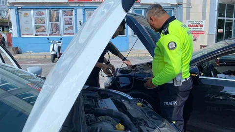 Samsun'da yolda kalan ailenin yardımına polis ekipleri yetişti