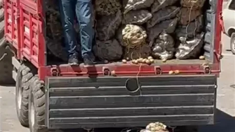 Yozgat'ta patates şovu yapan başkana kesilmesi beklenen ceza, komisyonun toplanamaması nedeniyle uygulanamıyor.