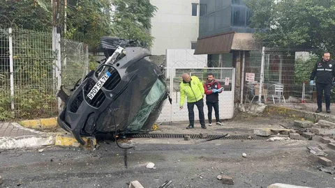 Beylikdüzü'nde kaldırımda yürüyen bir çocuğa araç çarptı, olayda 1 çocuk hayatını kaybetti. Sürücü ve yanında bulunan bir kişi yaralı olarak hastaneye kaldırıldı.