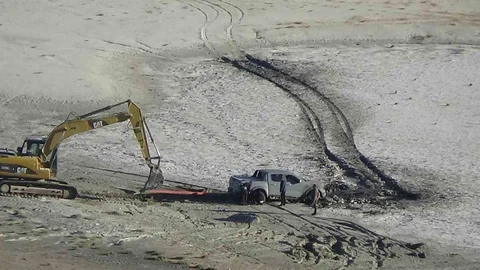 Konya'da Meke Gölü'nde bataklığa saplanan araç kurtarıldı