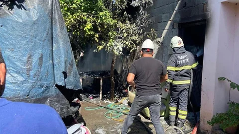 Dörtyol'da züccaciye deposunda yangın çıktı