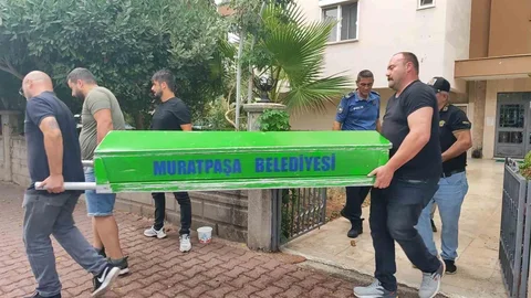 Antalya'da 35 yaşındaki adam evinde ölü bulundu